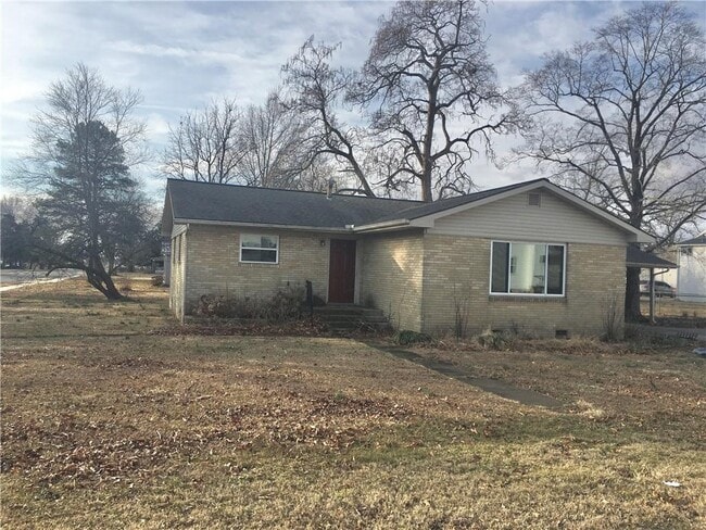 Building Photo - 101 E 1st St