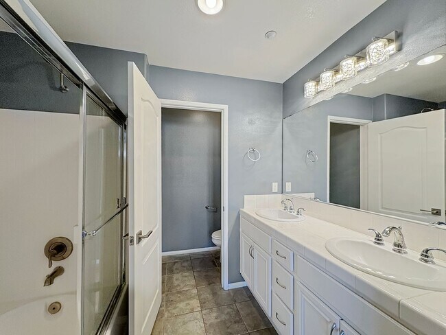 Building Photo - Beautiful 2B/2.5BA located in Santee!