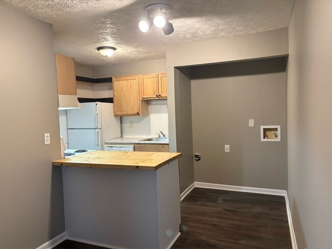 Building Photo - 1128 Southwood Dr