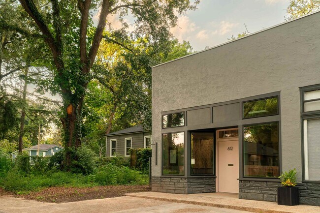 Building Photo - 612 W 8th Ave