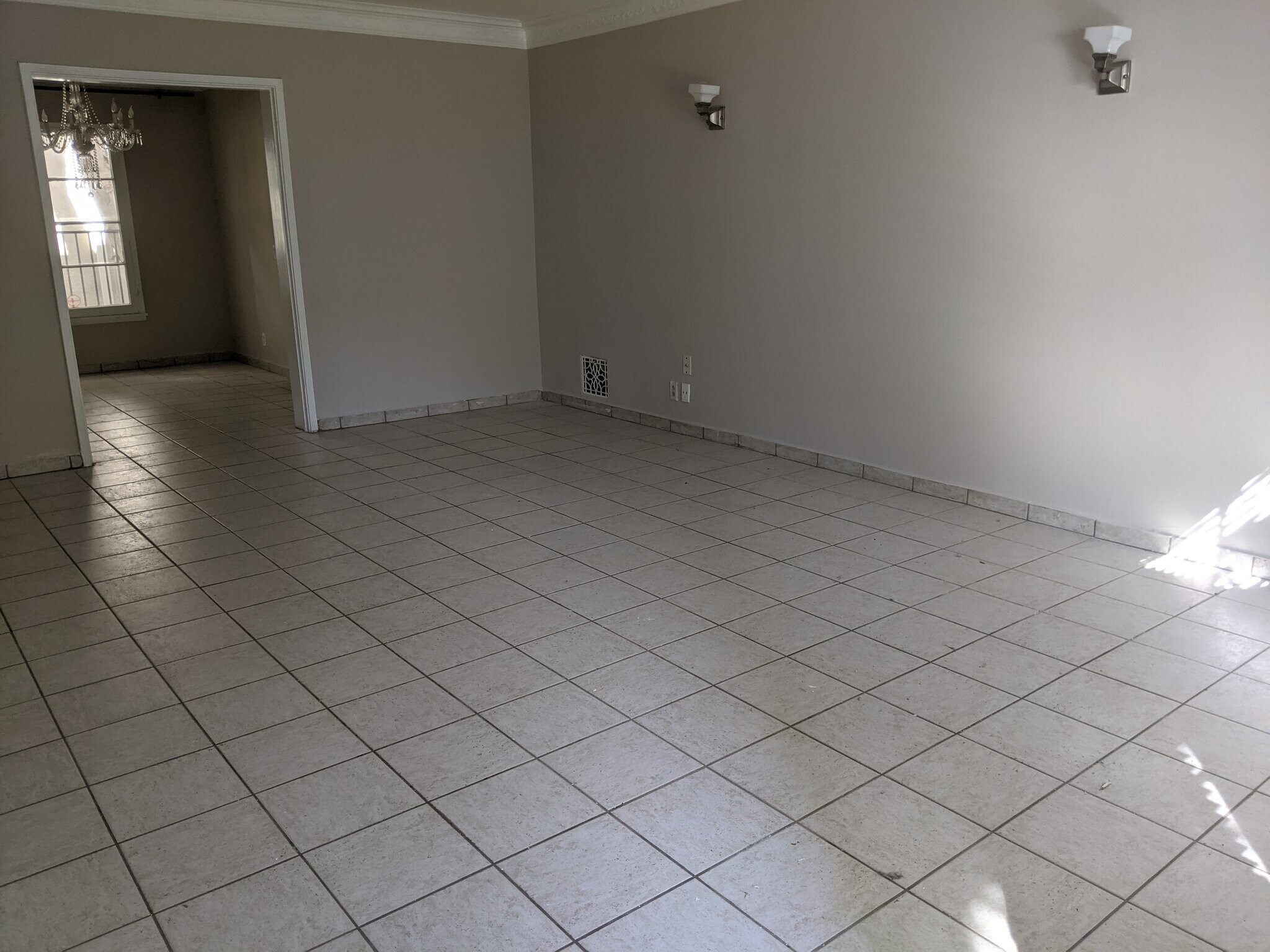 Building Photo - 451 N Oakhurst Dr