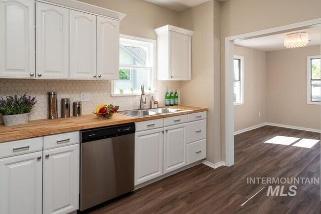 Building Photo - Charming 2 Bed, 1 Bath Single-Family Home with Large Backyard & RV Hookups!