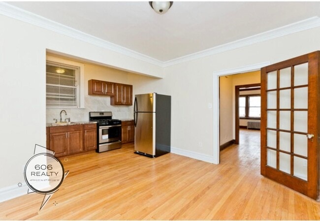 Primary Photo - Bright and Sunny Apts on Grove!
