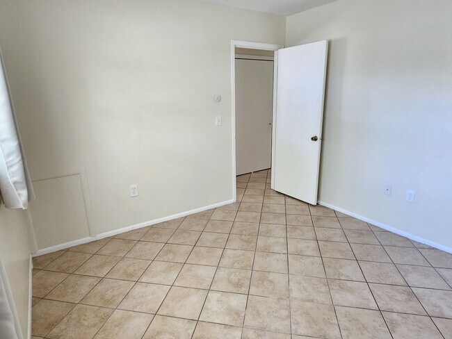 Building Photo - Annual Unfurnished 2 Bedroom 2 Bathroom Duplex with a Carport on Venice Island!