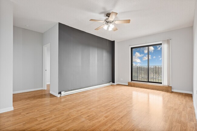 Building Photo - 4520 N Clarendon Ave