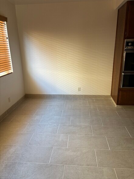 Building Photo - 1034 W 23rd St