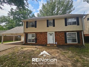 Building Photo - HUGE 4BR/2.5BA MEMPHIS HOME! | Vinyl Plank & Brick Fireplace | Fenced Yard!