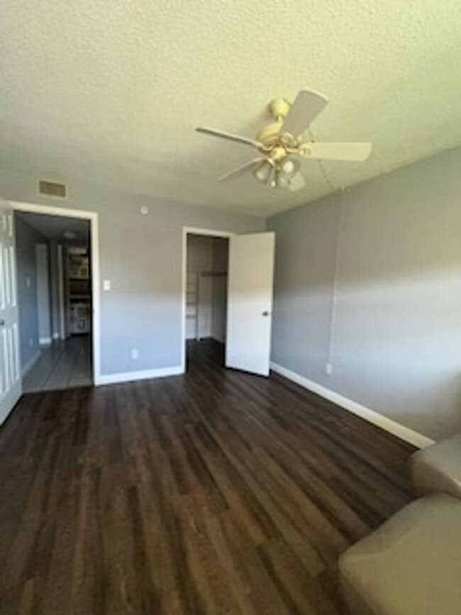 Building Photo - $300 OFF FIRST MONTH RENT!  Tampa Racquet Club