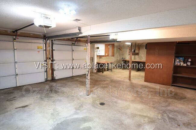 Building Photo - 1140 SW Huntington Rd