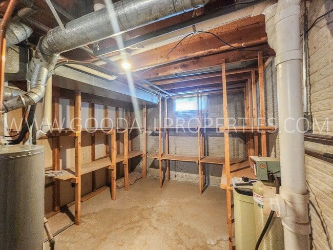Building Photo - Executive 4 Bedroom Home in West Des Moine...