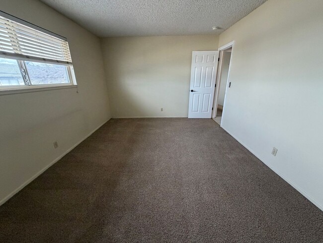 Building Photo - Beautiful home look, 4-plex, across from UNLV