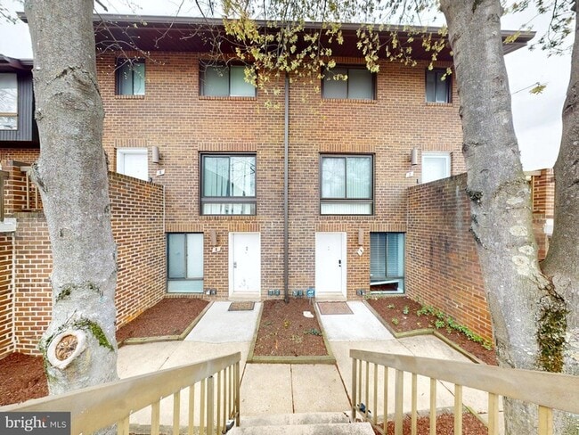 Building Photo - 4 Hawthorne Ct NE
