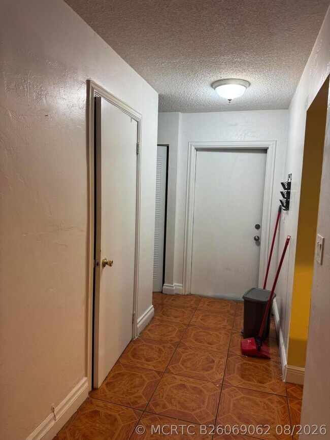 Building Photo - 3904 SW 67th Way