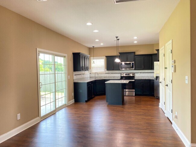 Building Photo - Beautiful Home! 4 Bed 2.5 Bath! Rossview S...