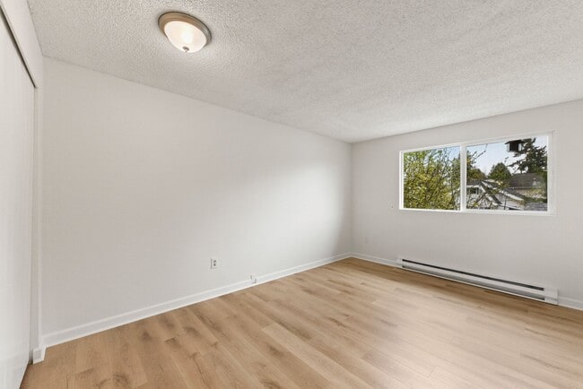 Building Photo - Charming 4 Bedroom 2 Bath single family house in Columbia City