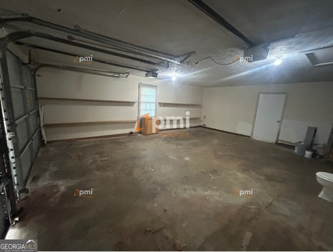 Building Photo - 667 Rae Dr SW