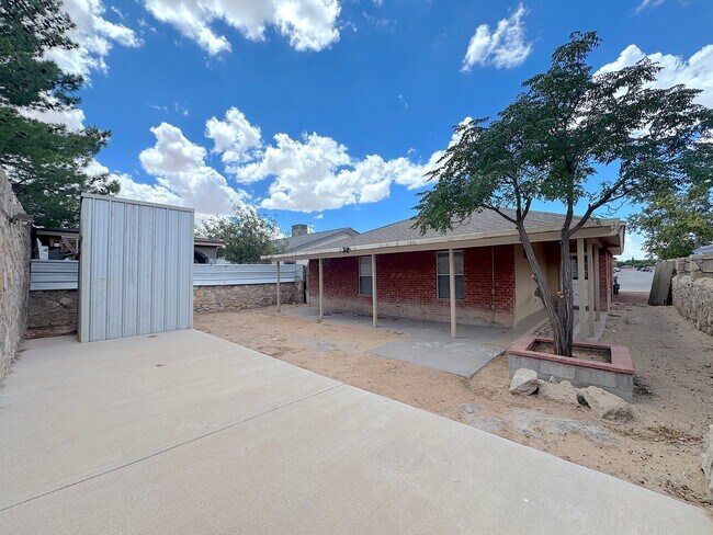 Building Photo - East El Paso 4bed/2bath All Tile Flooring!