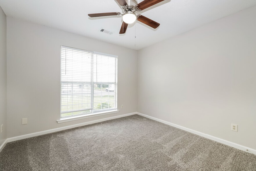 Building Photo - 5792 Reed Bend Cove