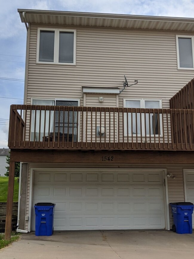 Building Photo - 2 bedroom, 2-1/2 bath end-unit condo west side Iowa City