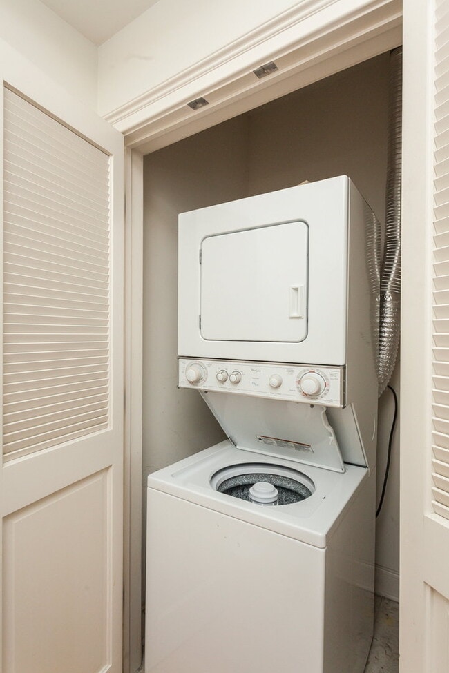 Building Photo - 2330 W St Paul Ave