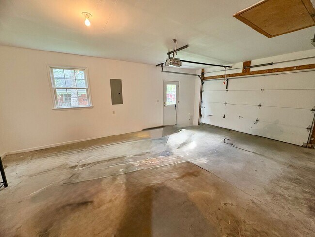 Building Photo - 3 Bedroom 2.5 Bathroom Home Available in Elizabethtown!