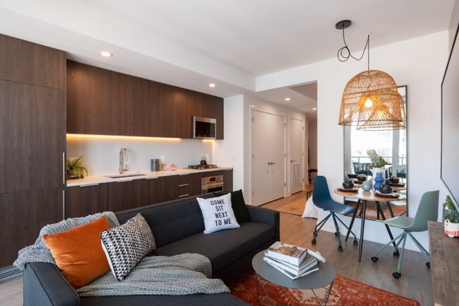 Building Photo - 102 W Hill St