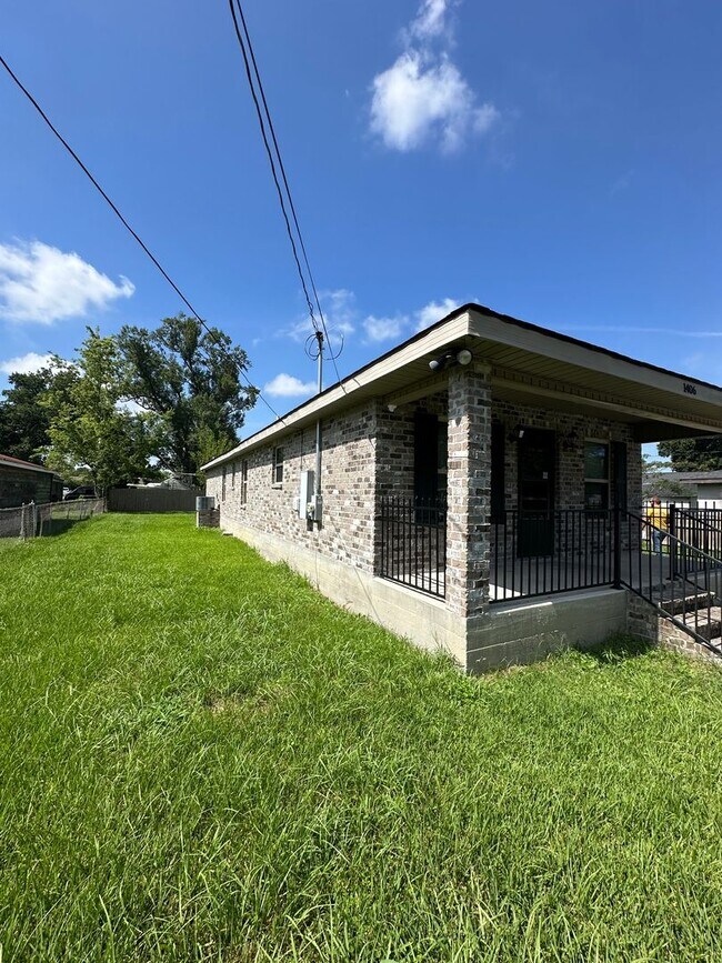 Building Photo - Like New 3 Bedroom 2 Bathroom Home