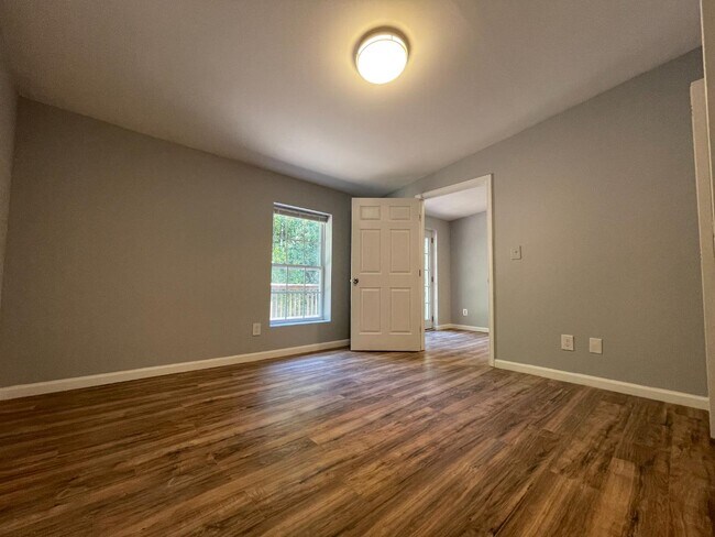 Building Photo - 1596 Willowbrook Dr SW