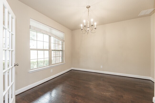 Building Photo - 6123 Northcrest Village Way
