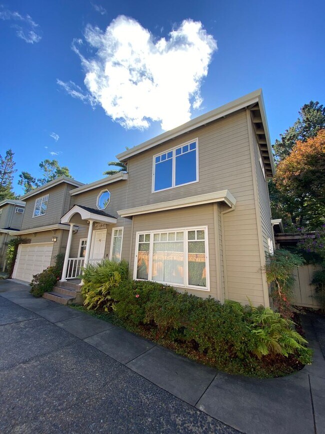 Building Photo - Beautifully Renovated 3BR/2.5BA Home in Co...