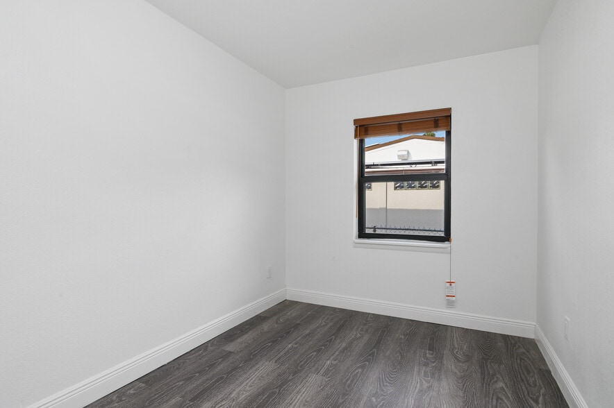 Building Photo - 233 SW 21st St