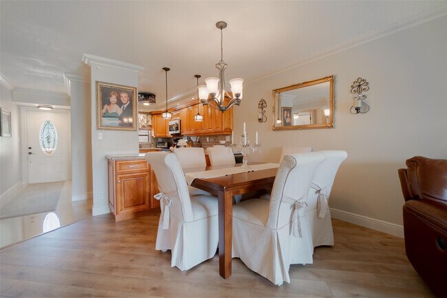 Building Photo - 820 S Hollybrook Dr