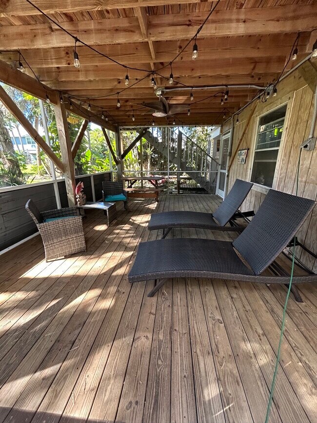 Building Photo - 2732 Weeks Ave