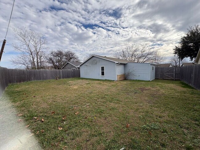 Building Photo - 400 Lakeside Dr