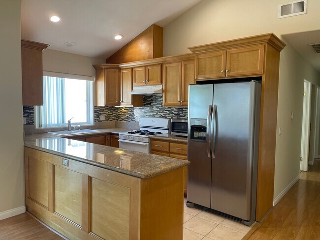 Building Photo - 13806 Vanowen St