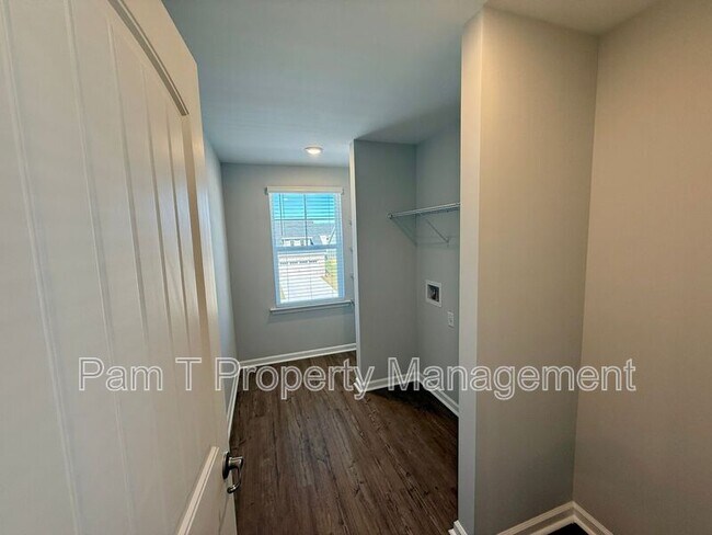 Building Photo - 400 Airways Ave