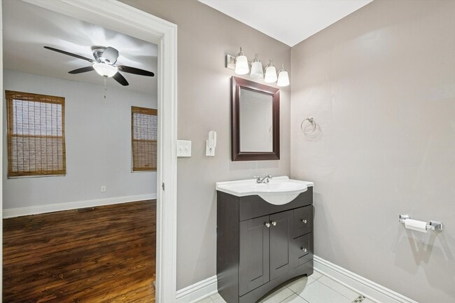 Building Photo - 1426 N Avers Ave