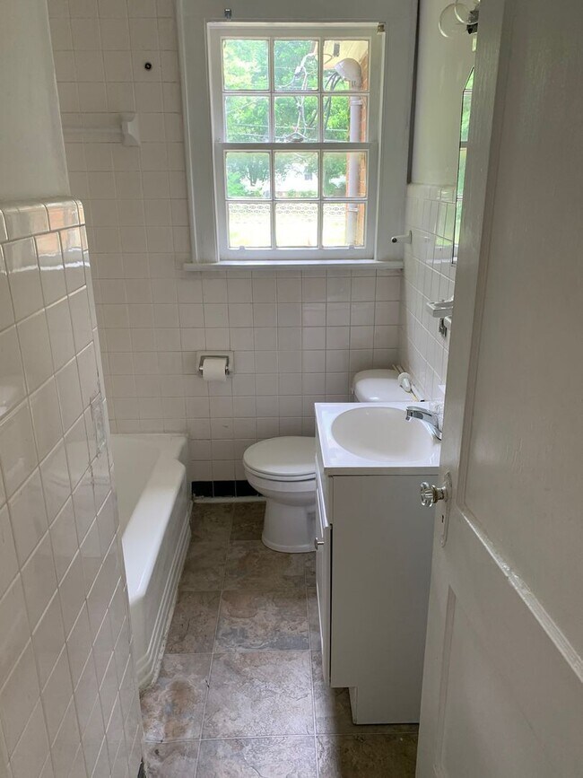 Building Photo - 2 Bed, 1 Bath in Rosewood | Available Late August