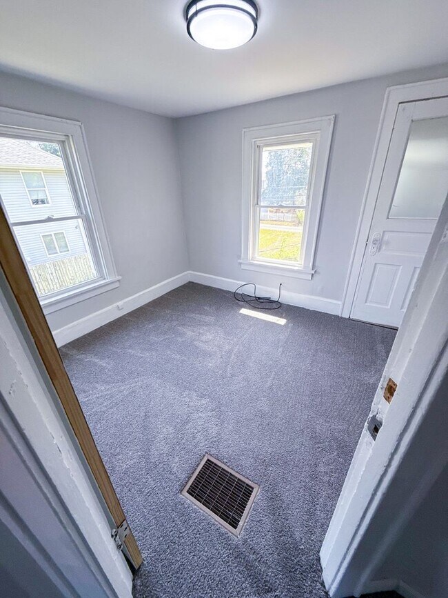 Building Photo - Move-In Ready 3 Bedroom Home w/ Fresh Pain...