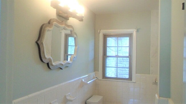 Building Photo - 3 Bedroom 2 Bathroom Home - Ask About the Move In Special!