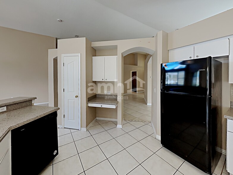 Building Photo - 16502 Lake Heather Dr