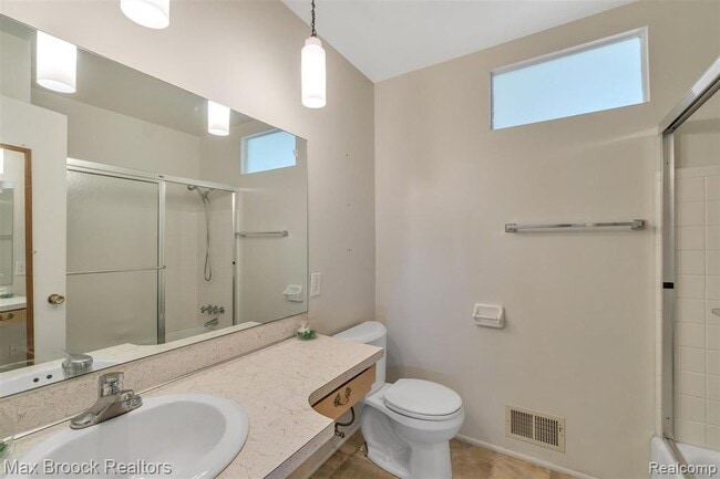 Building Photo - 1102 Davenport Dr