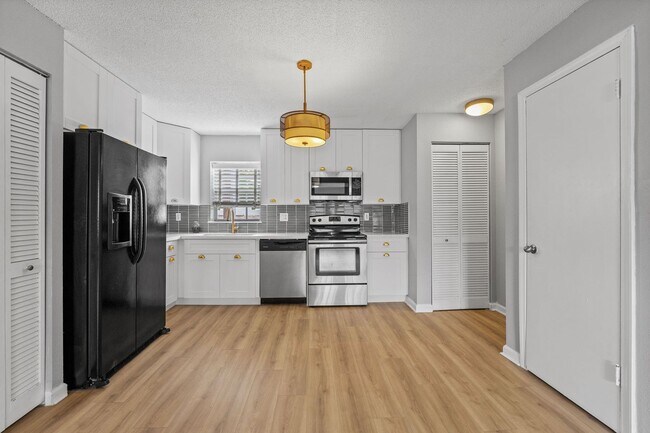 Building Photo - Orlando - 2 Bedroom, 1 Bathroom - $2195.00
