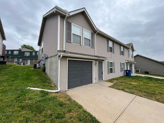 Building Photo - 2-Bedroom, 1.5 Bathroom Duplex with 1 Car ...