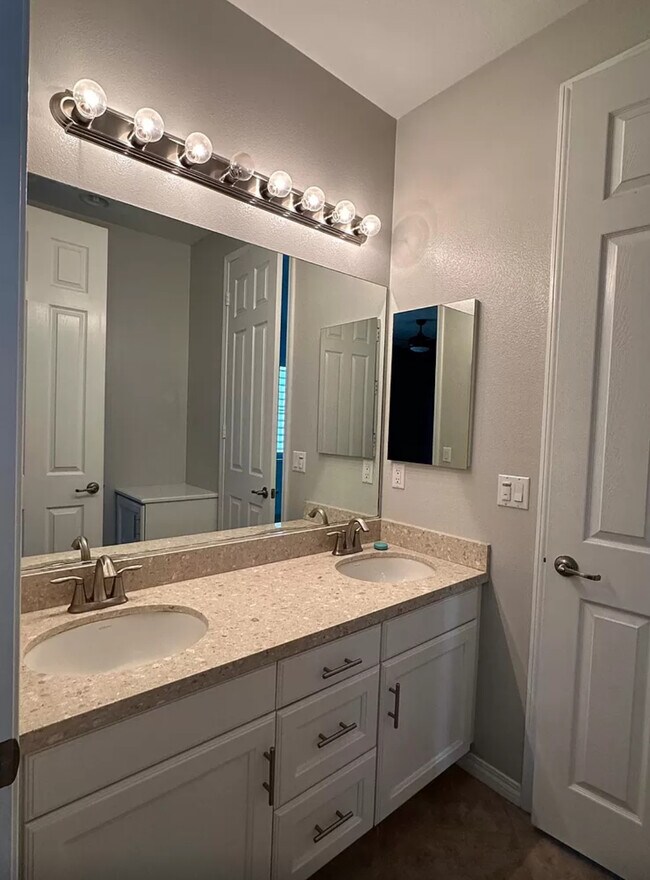 Building Photo - 26526 Craftsmen Ct