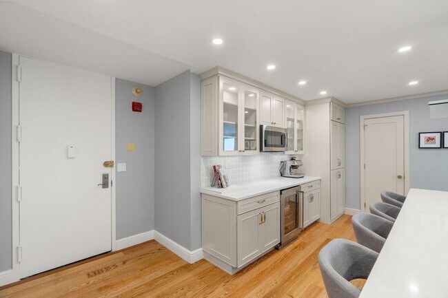 Building Photo - 65 E India Row