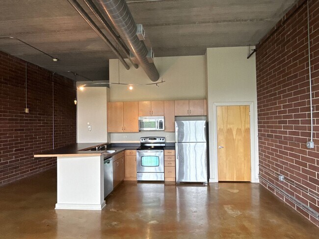 Building Photo - 626 N Graham St