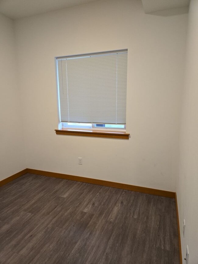 Building Photo - AVAILABLE NOW! Newer 2 bdrm + Den/1 bath Unit Near WWU and Downtown! ONE MONTH FREE! Flexible lea...