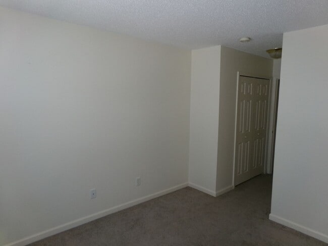 Building Photo - Greensboro Townhouse near Wendover Ave and I-40.