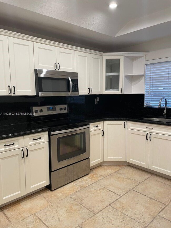 Building Photo - 3141 N Palm Aire Dr